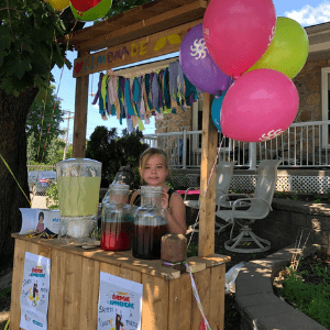 Jeune fille devant le kiosque