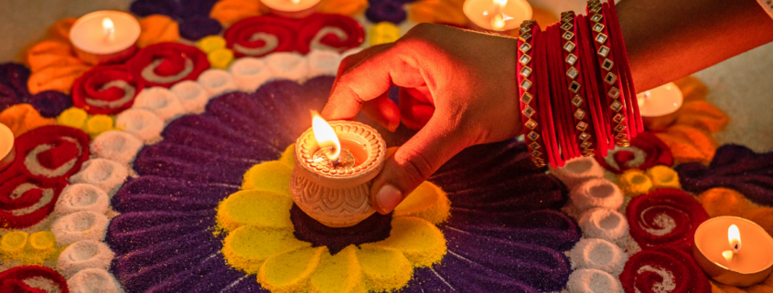 Main qui tient une bougie pour le Diwali