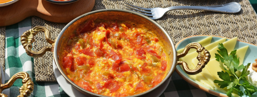 Plat de Menemen sur une table